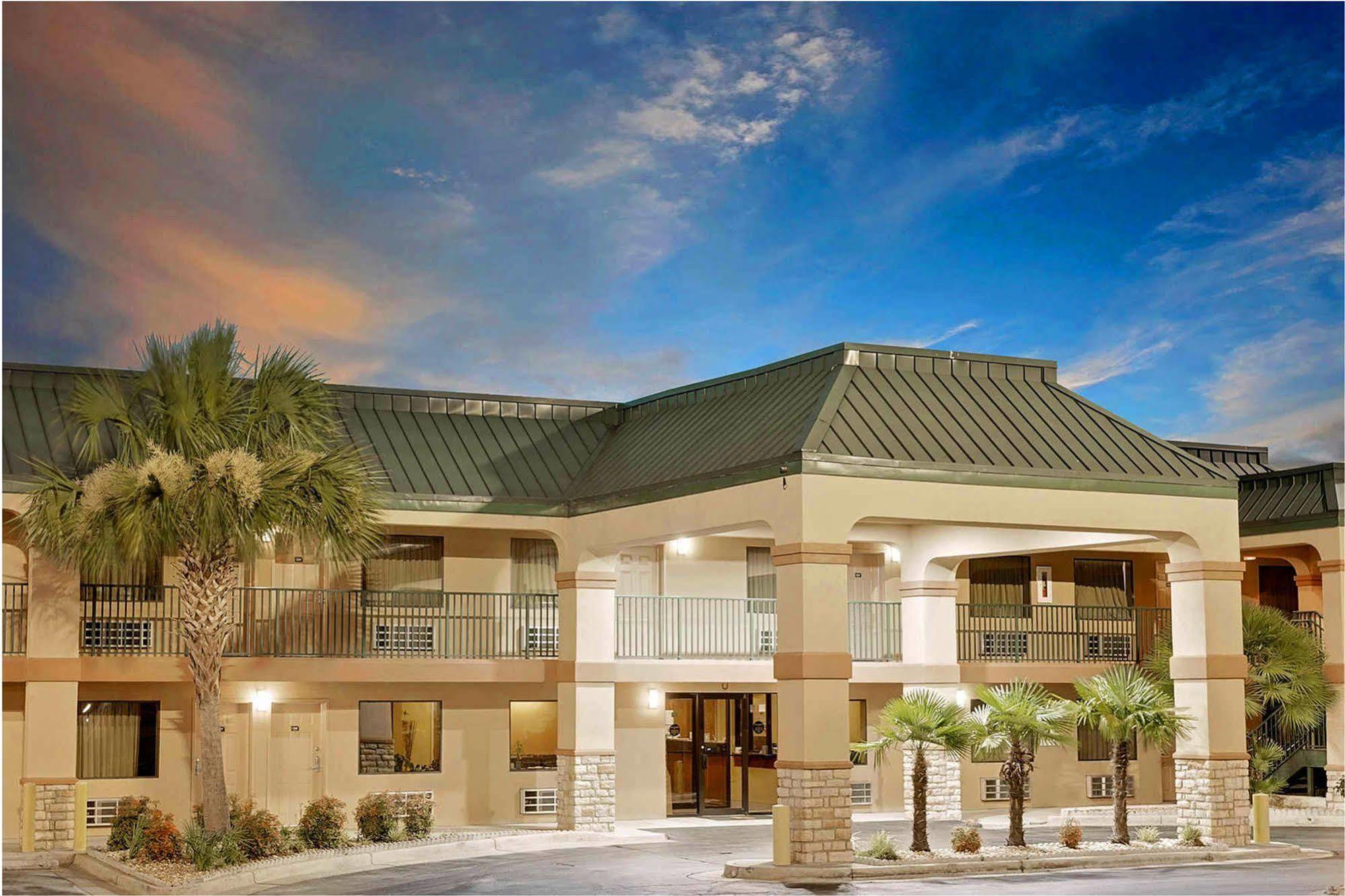 Super 8 By Wyndham Byron/South Macon Otel Dış mekan fotoğraf